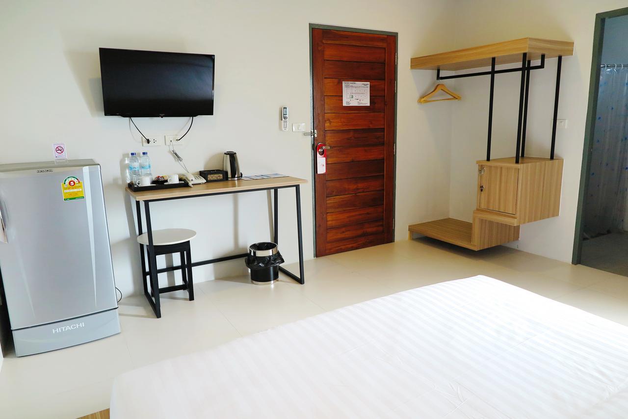 Phuket Marine Poshtel - Sha Plus 찰롱 외부 사진