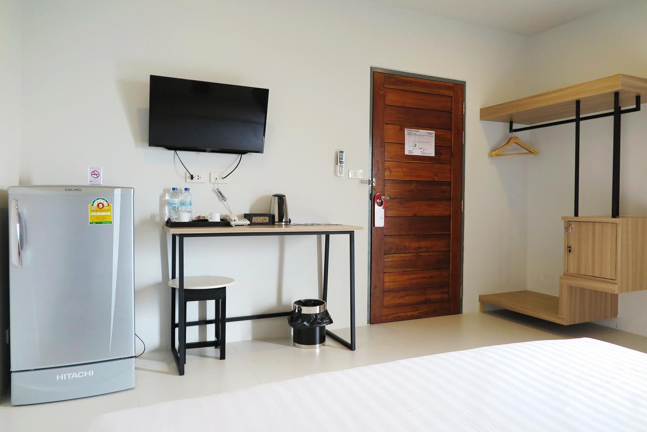 Phuket Marine Poshtel - Sha Plus 찰롱 외부 사진