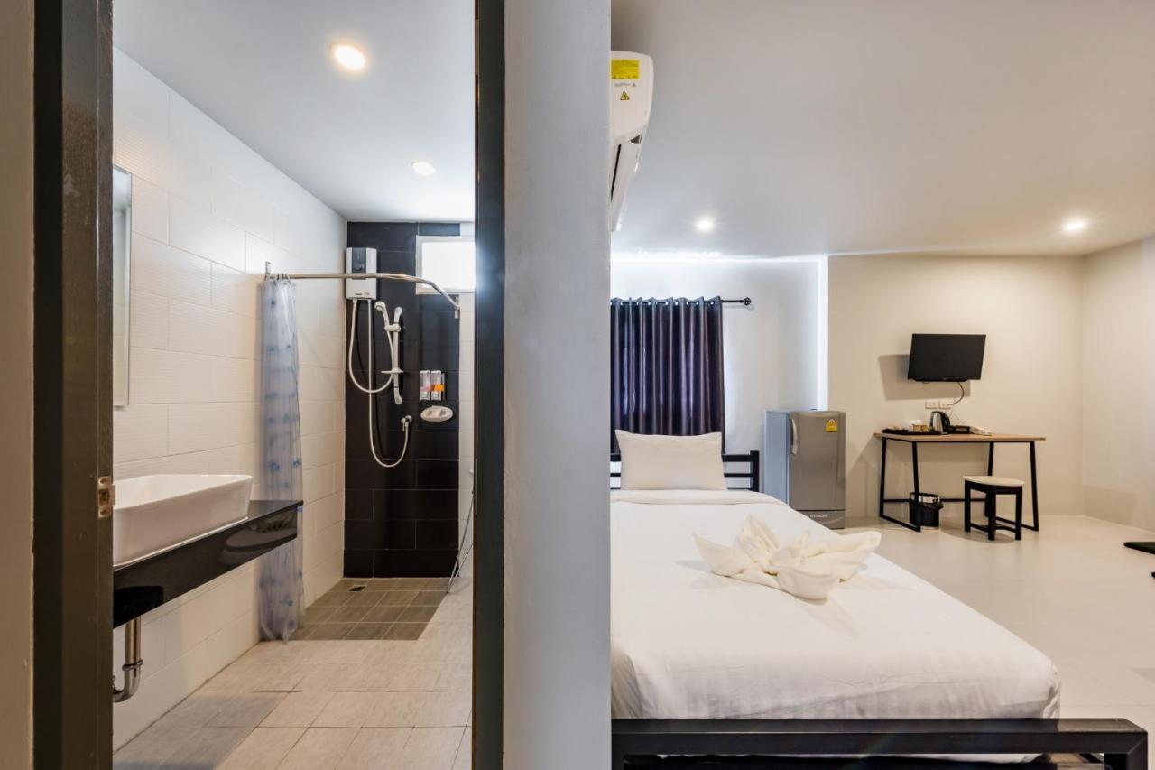 Phuket Marine Poshtel - Sha Plus 찰롱 외부 사진