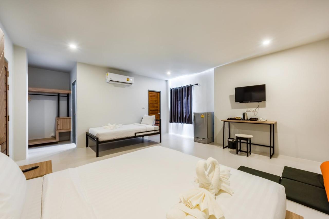 Phuket Marine Poshtel - Sha Plus 찰롱 외부 사진